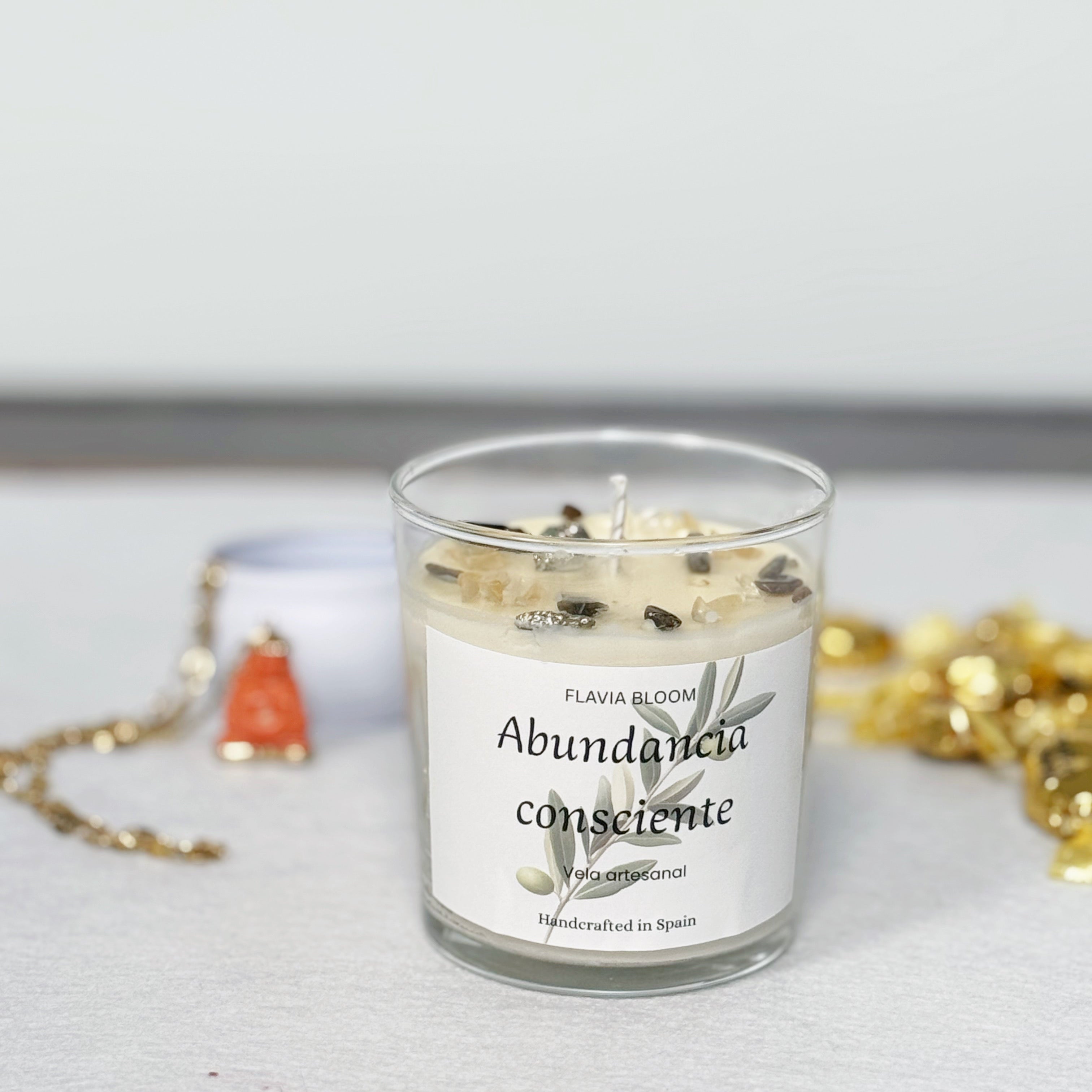 Vela de soja Abundancia Consciente color amarillo mantequilla con aroma cítrico y cálido