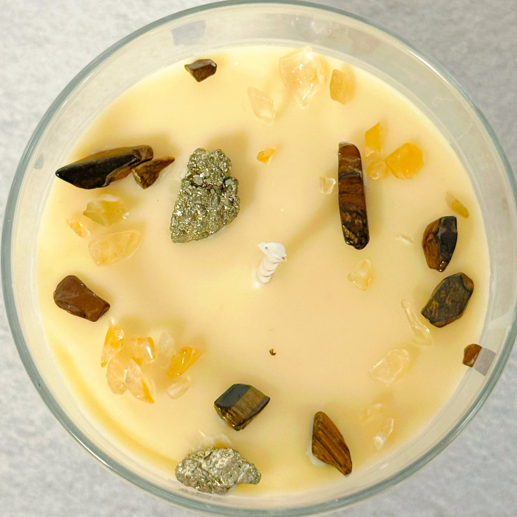 Vela con cristales citrino ojo de tigre y pirita para abundancia y energía positiva