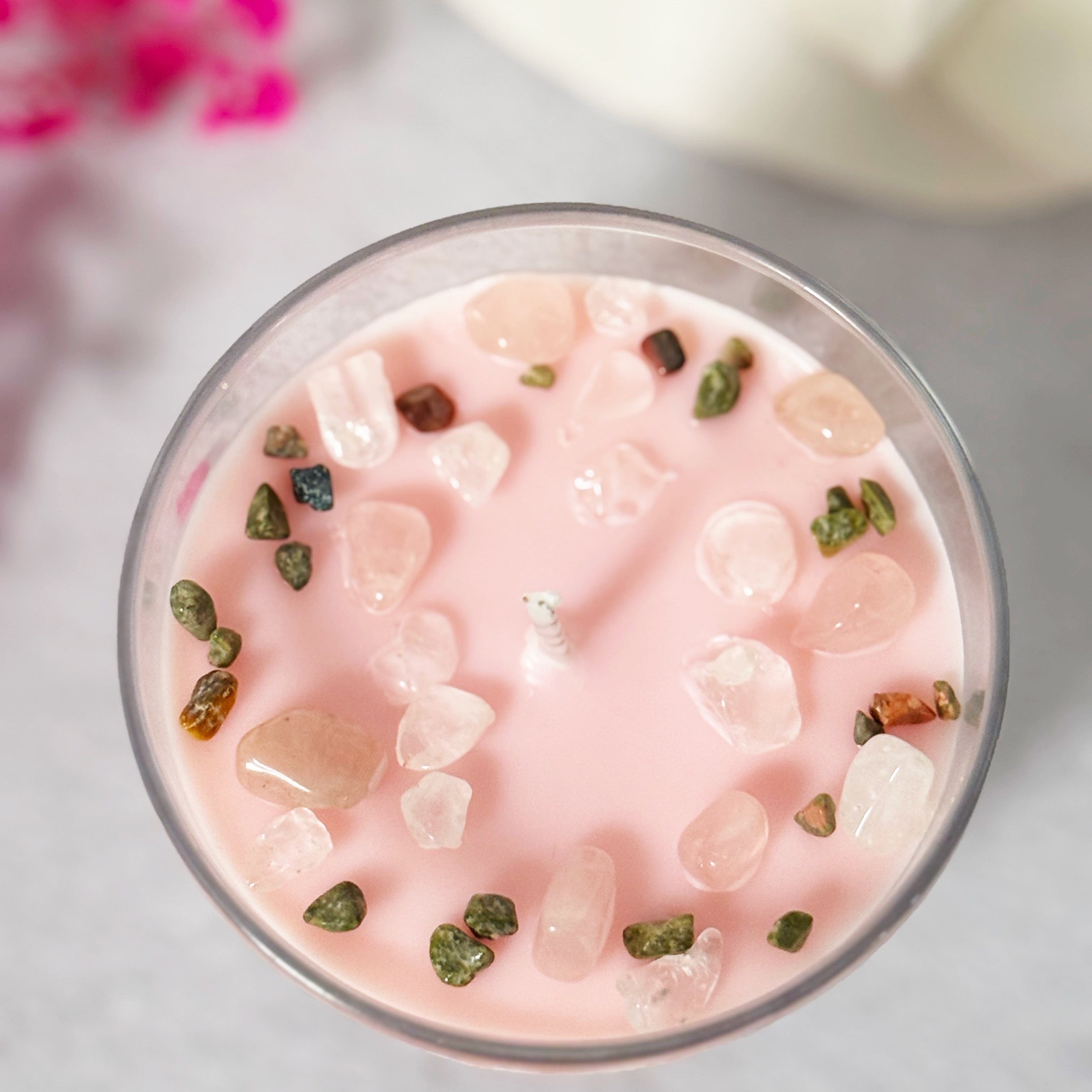 Vela de soja Amor Propio Bloom color rosa con aroma suave de rosa y vainilla