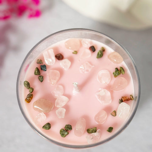 Vela de soja Amor Propio Bloom color rosa con aroma suave de rosa y vainilla