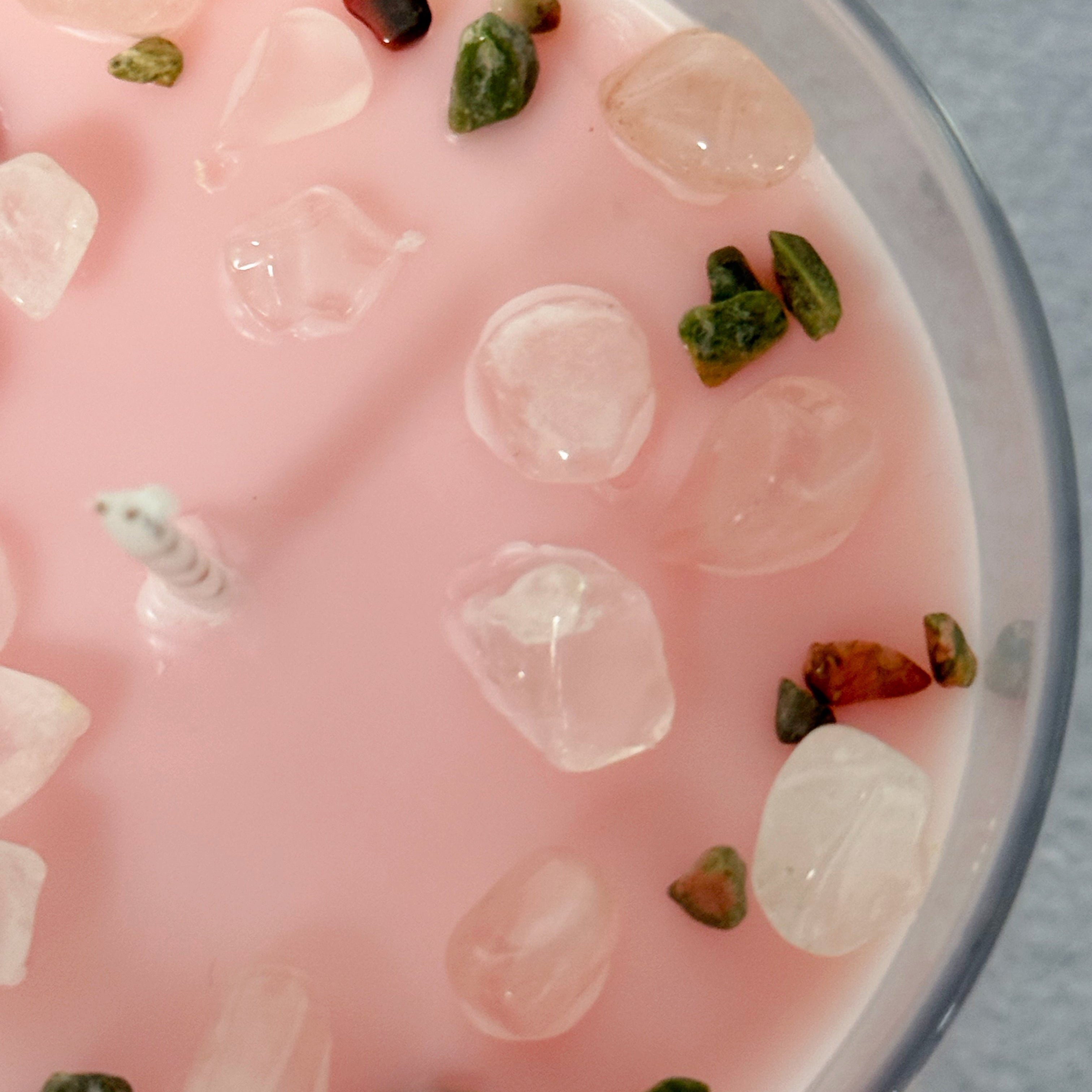 Vela con cristales cuarzo rosa unakita y cuarzo blanco para equilibrio emocional