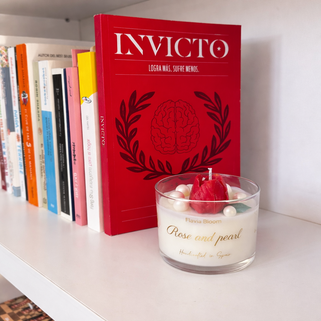 Vela aromática artesanal con rosa roja decorativa