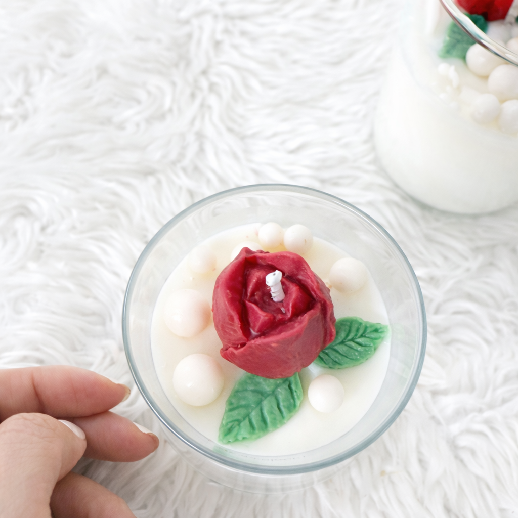 Vela aromática rosa con perlas decorativas