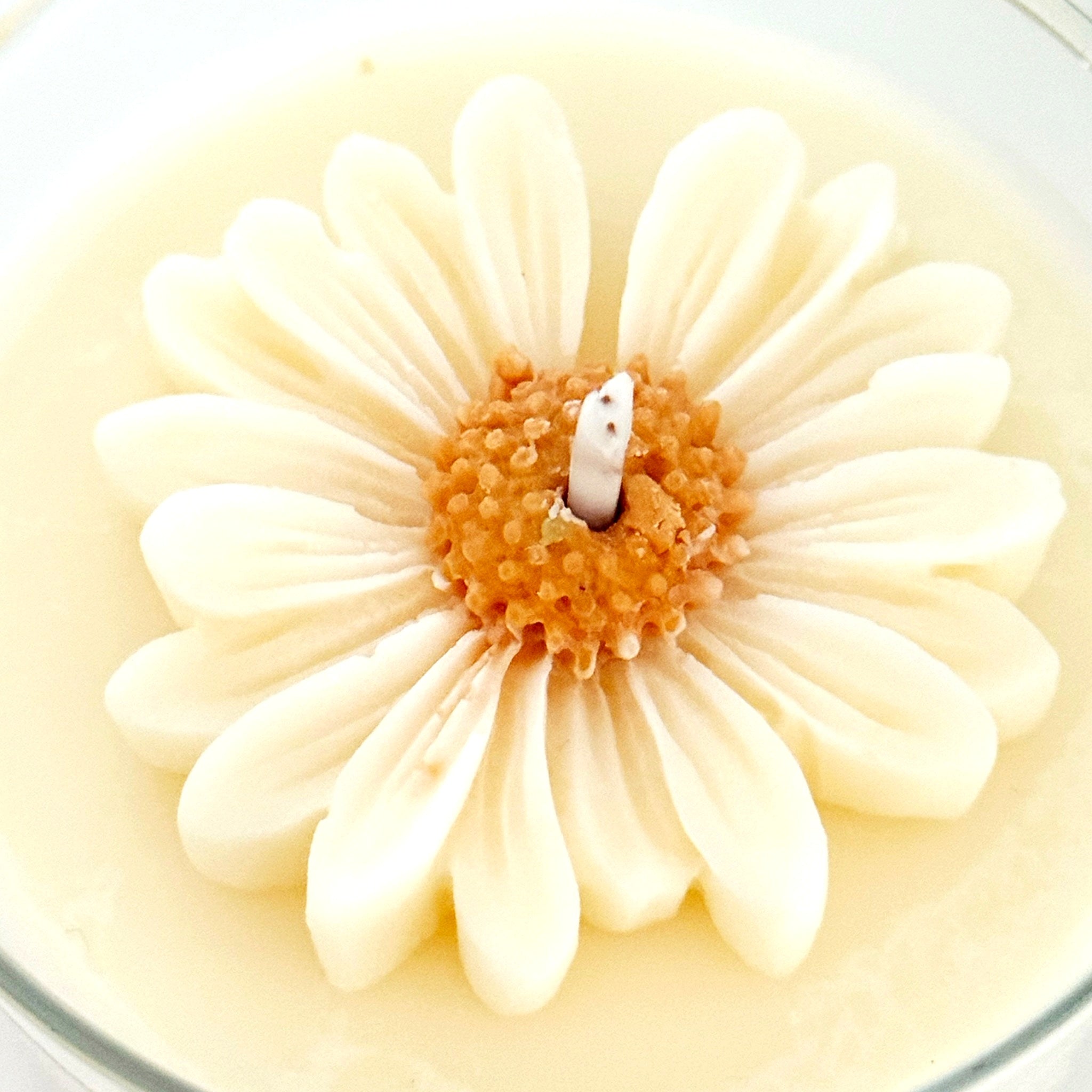 Detalle vela aromática margarita con flor decorativa